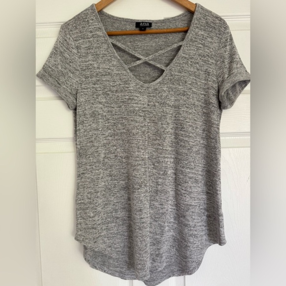 a.n.a (A New Approach) Heathered Gray Criss-Cross Front Short Sleeve Top –Size M